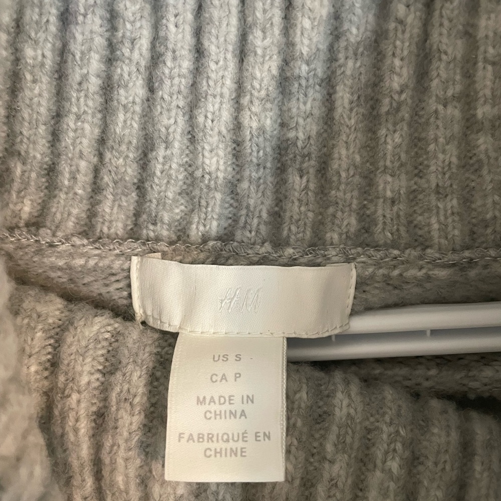 H&M turtle neck sweater - Picture 2 of 2